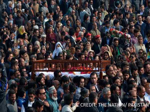 पाकिस्तान: आस्मां जहांगीर के अंतिम संस्कार में उमड़ा जनसैलाब पाकिस्तान: आस्मां जहांगीर के अंतिम संस्कार में उमड़ा जनसैलाब