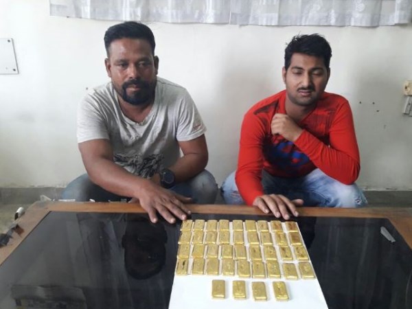 असम: कस्टम विभाग ने 2 करोड़ के गोल्ड बिस्कुट किए बरामद असम: कस्टम विभाग ने 2 करोड़ के गोल्ड बिस्कुट किए बरामद