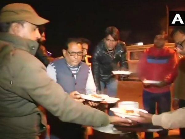 Sunjwan Attack:जवानों के लिए भोजन व्यवस्था करने में जुटे लोग Sunjwan Attack:जवानों के लिए भोजन व्यवस्था करने में जुटे लोग