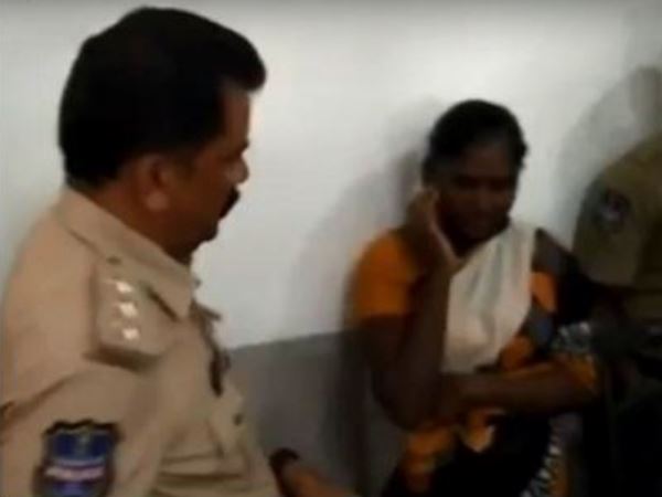 हैदराबाद: मीडिया के सामने ACP ने महिला को जड़ा थप्पड़, VIDEO हैदराबाद: मीडिया के सामने ACP ने महिला को जड़ा थप्पड़, VIDEO