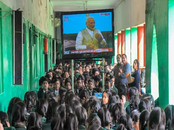 हिमाचल प्रदेश: दलित छात्रों कक्षा से बाहर बिठाया हिमाचल प्रदेश: दलित छात्रों कक्षा से बाहर बिठाया