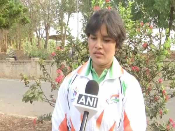 ग्लास्गो में हुए पिछले कॉमनवेल्थ गेम्स में 28 साल की सकीना अकेली पेरा एथलीट थीं, जिन्होंने लाइटवेट केटेगरी में कांस्य पदक जीता था लेकिन उनका इस बार के भारतीय दल में नाम ही नहीं है। ग्लास्गो में हुए पिछले कॉमनवेल्थ गेम्स में 28 साल की सकीना अकेली पेरा एथलीट थीं, जिन्होंने लाइटवेट केटेगरी में कांस्य पदक जीता था लेकिन उनका इस बार के भारतीय दल में नाम ही नहीं है।