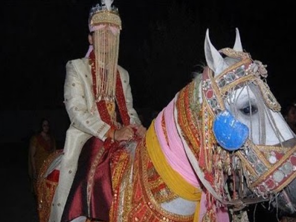 दूल्हा चिराग अपनी दुल्हन समेत पूरी बारात लेकर नगर निगम मुख्यालय पहुंच गया