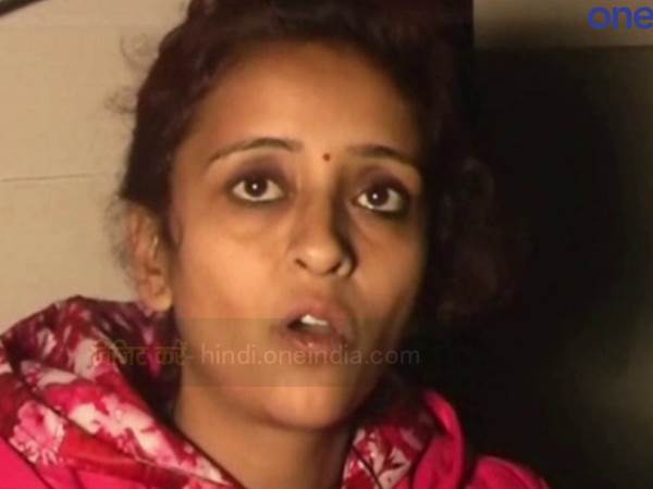 घर के बाहर बैठे बीवी, बच्चे