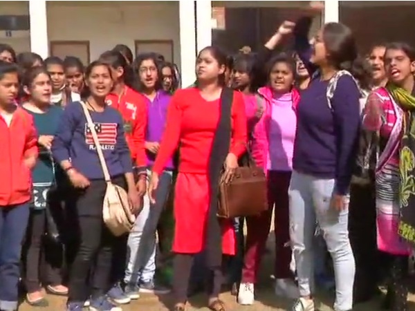 प्रोफेसर बार-बार कॉलेज से बाहर मिलने के लिए दबाव डाल रहा था