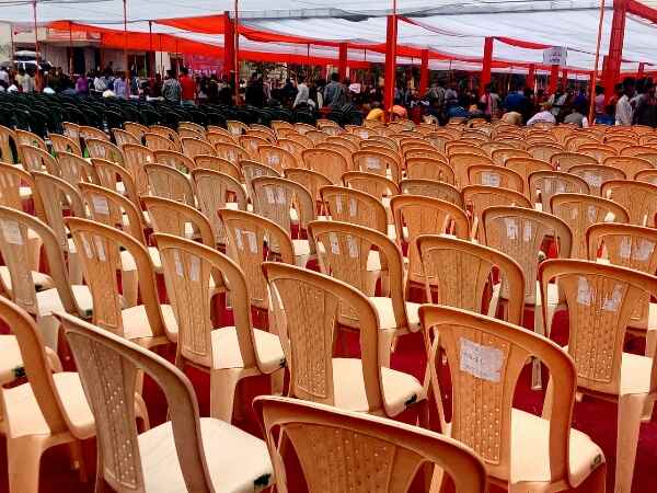 खाली पड़ी रही कुर्सियां