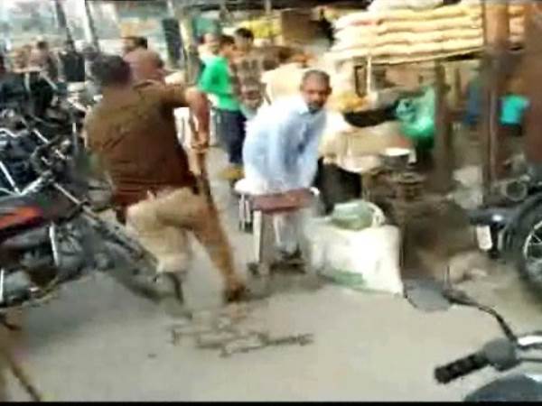 Police stopped Tiranga Yatra and beat BJP workers in Mau Police stopped Tiranga Yatra and beat BJP workers in Mau