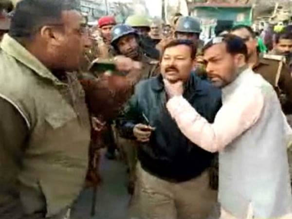 Police stopped Tiranga Yatra and beat BJP workers in Mau Police stopped Tiranga Yatra and beat BJP workers in Mau