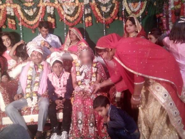 Groom fell on ground during vidai ceremony in Sultanpur Groom fell on ground during vidai ceremony in Sultanpur