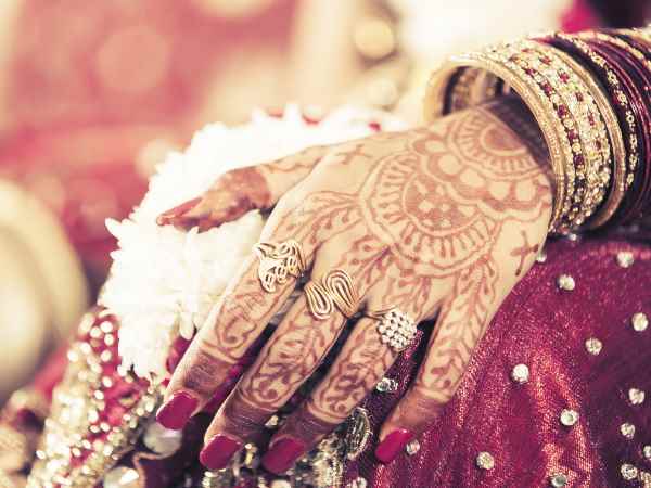 Bride beat groom with slipper in marriage ceremony in Bulandshahr Bride beat groom with slipper in marriage ceremony in Bulandshahr
