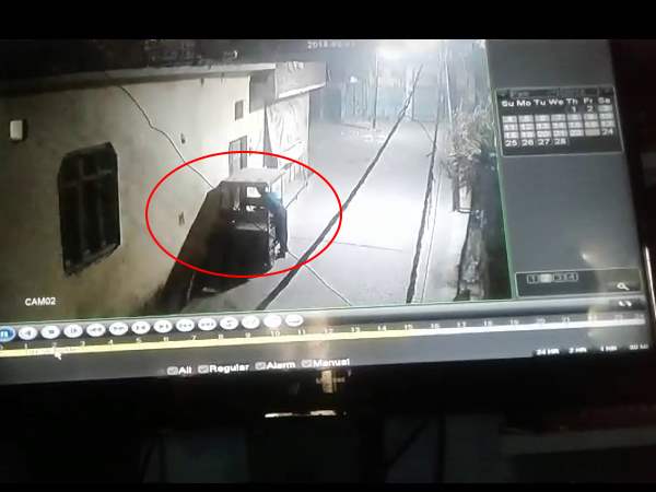 CCTV Video of thief taking battery from E rickshaw in Moradabad CCTV Video of thief taking battery from E rickshaw in Moradabad