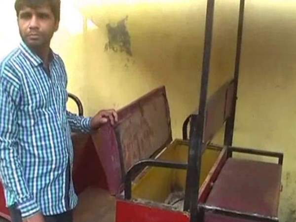 CCTV Video of thief taking battery from E rickshaw in Moradabad CCTV Video of thief taking battery from E rickshaw in Moradabad