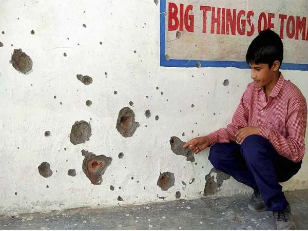 पाक की ओर से जारी गोलाबारी के चलते सीमा के 84 स्कूल 3 दिन के लिए बंद पाक की ओर से जारी गोलाबारी के चलते सीमा के 84 स्कूल 3 दिन के लिए बंद