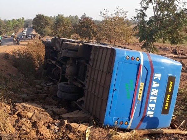 छत्तीसगढ़: बस्तर में बस पलटी, 2 की मौत, 16 घायल छत्तीसगढ़: बस्तर में बस पलटी, 2 की मौत, 16 घायल