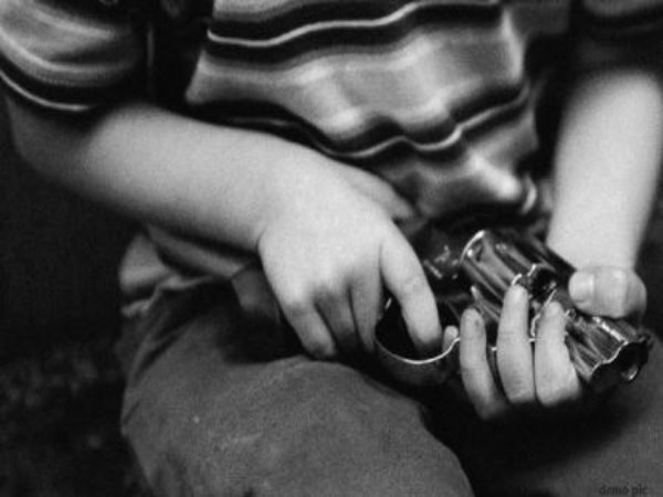 brother shoots his sister during playing police thief game in Hardoi brother shoots his sister during playing police thief game in Hardoi