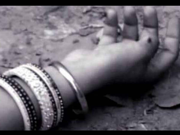 यूपी: मां-बेटी की तलाब किनारे मिट्टी के ढेर में दबकर दर्दनाक मौत, 2 माह बाद बनने वाली थी दुल्हन यूपी: मां-बेटी की तलाब किनारे मिट्टी के ढेर में दबकर दर्दनाक मौत, 2 माह बाद बनने वाली थी दुल्हन