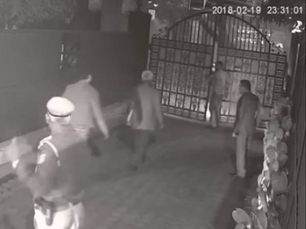 Chief Secretary anshu prakash cctv footage, arvind kejriwal, sanjay singh cctv, chief secretary, midnight, Kejriwal residence CCTV footage Chief Secretary anshu prakash cctv footage, arvind kejriwal, sanjay singh cctv, chief secretary, midnight, Kejriwal residence CCTV footage