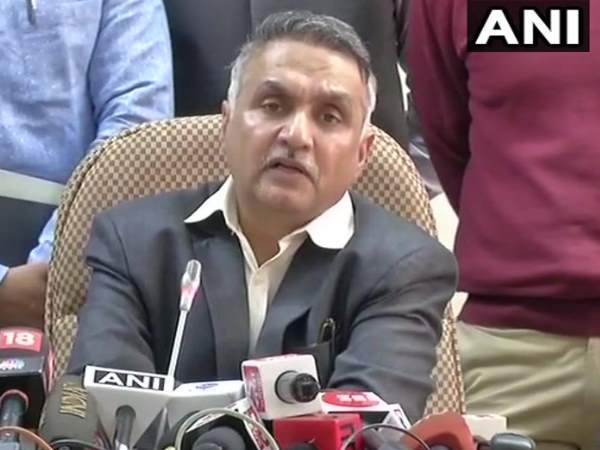पैसों की खातिर कई जगह गया