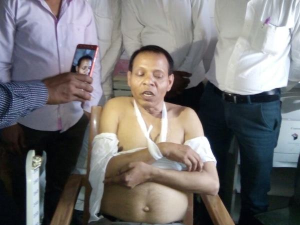 gram pradhan's son beating officials of power department in etawah gram pradhan's son beating officials of power department in etawah