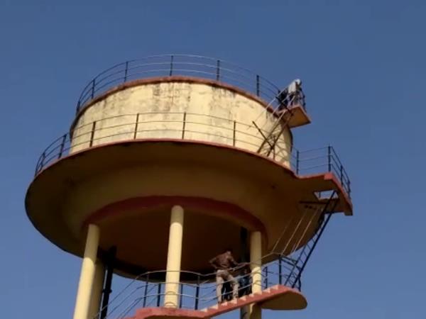 Distressed people climbed on water tank in etawah Distressed people climbed on water tank in etawah