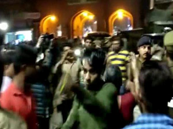 Agra two different communities gangs open fire to each other one died Agra two different communities gangs open fire to each other one died