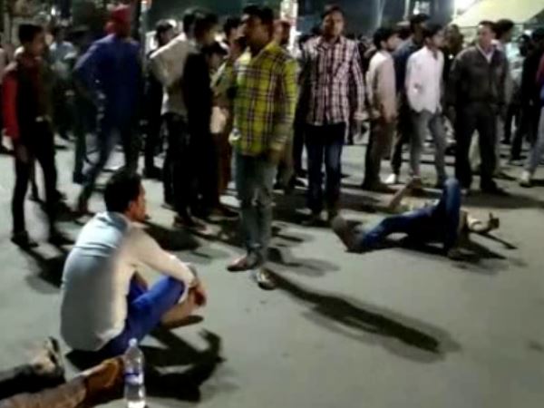 Agra two different communities gangs open fire to each other one died Agra two different communities gangs open fire to each other one died