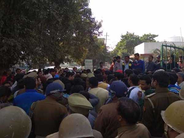 दो लोगों को मारी गई गोली