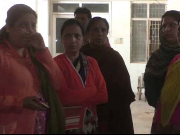 मां ने देखा तो शोर मचाकर नीचे उतारा