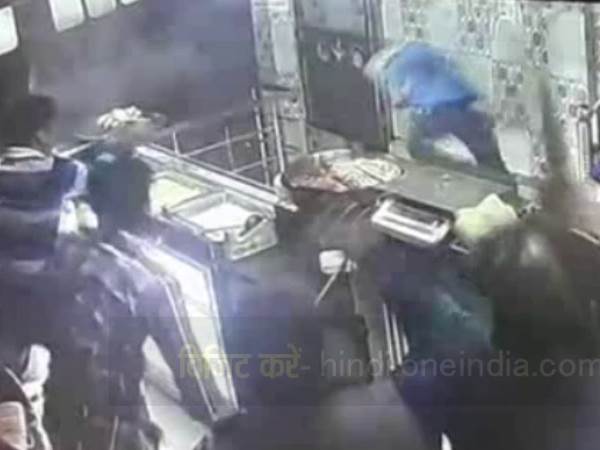तीन बदमाश दुकान में घुसे