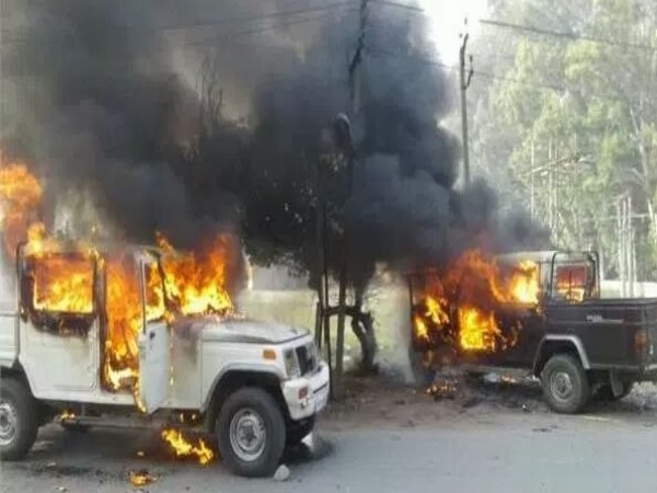 गुरदासपुर: 2 लोगों की मौत से गुस्साई भीड़ ने लगाई आग, कई वाहन हुए राख गुरदासपुर: 2 लोगों की मौत से गुस्साई भीड़ ने लगाई आग, कई वाहन हुए राख