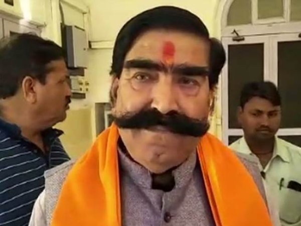 कार्यकर्ता बोला विपक्षी गांव में घुसने नहीं दे रहे हैं