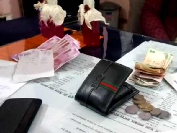 Officer caught red handed and arrested by Anti Corruption team in Hardoi Officer caught red handed and arrested by Anti Corruption team in Hardoi