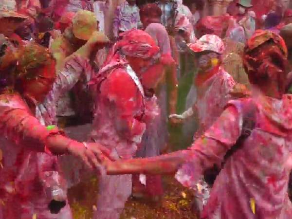 Widow holi in Vrindavan, foreigners enjoyed Widow holi in Vrindavan, foreigners enjoyed