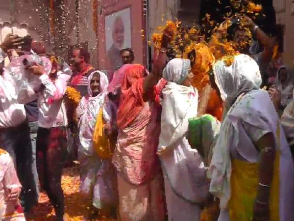 Widow holi in Vrindavan, foreigners enjoyed Widow holi in Vrindavan, foreigners enjoyed