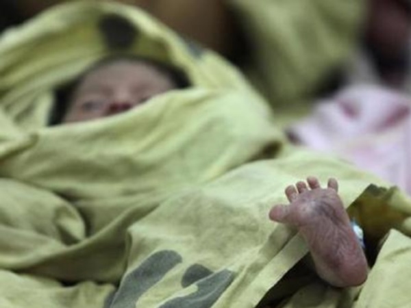 आपातकालीन वार्ड से निकलने के बाद गेट पर प्रसव हो गया