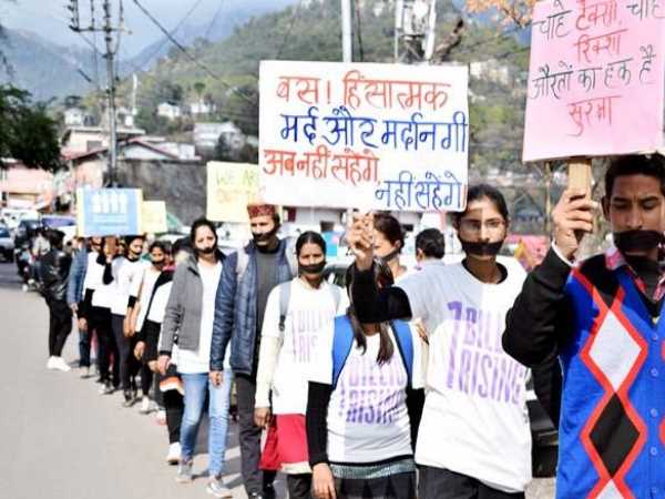 विभिन्न संस्थाओं की महिलाएं सडक पर उतरीं