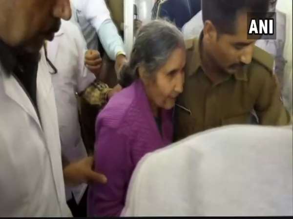 राजस्थान: सड़क हादसे में प्रधानमंत्री नरेंद्र मोदी की पत्नी जशोदाबेन घायल, एक रिश्तेदार की मौत राजस्थान: सड़क हादसे में प्रधानमंत्री नरेंद्र मोदी की पत्नी जशोदाबेन घायल, एक रिश्तेदार की मौत