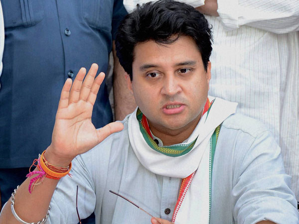 'ये घोषणावीर मुख्यमंत्री हैं'