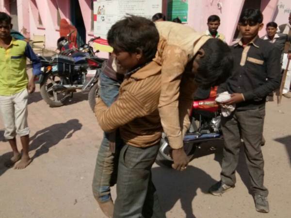 ना कंधा मिला ना स्ट्रेचर