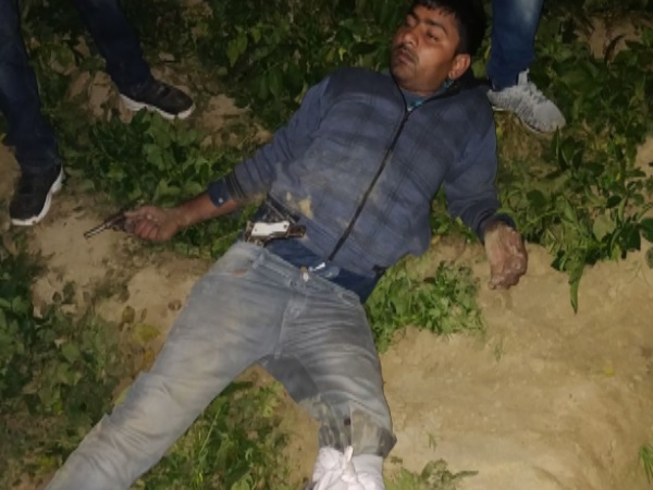बैटरी से भरा ट्रक लूटकर भाग रहे थे