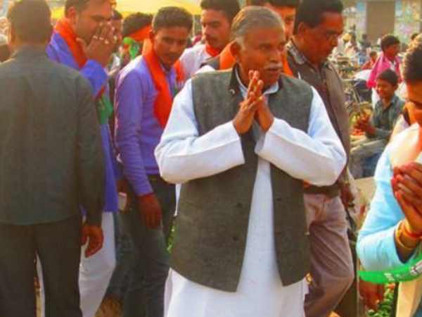 Son of former BJP MLA power show on a shop in Kannauj Son of former BJP MLA power show on a shop in Kannauj