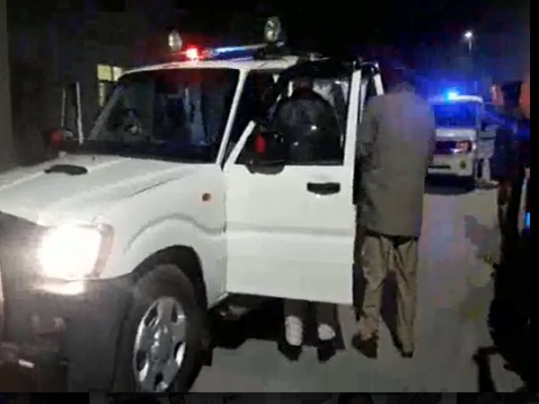 फायरिंग में एक इंस्पेक्टर सहित तीन पुलिसकर्मी घायल