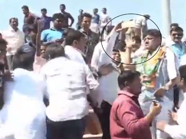कर्नाटक: उर्जा मंत्री डी शिवकुमार ने सेल्फी ले रहे शख्स के हाथ पर मार के गिराया फोन कर्नाटक: उर्जा मंत्री डी शिवकुमार ने सेल्फी ले रहे शख्स के हाथ पर मार के गिराया फोन