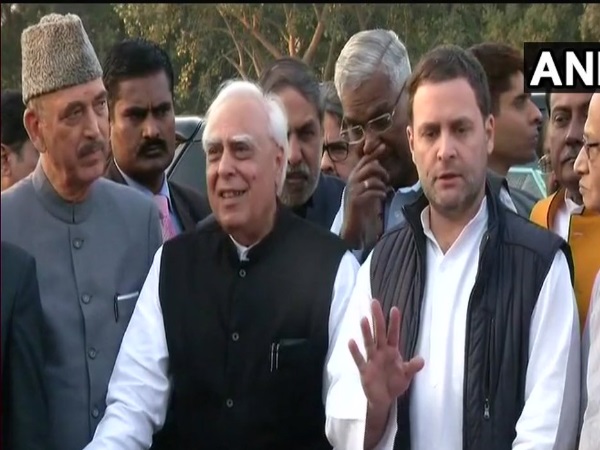 विपक्षी नेताओं के साथ राष्ट्रपति से मिले राहुल गांधी, जस्टिस लोया केस में SIT जांच की मांग विपक्षी नेताओं के साथ राष्ट्रपति से मिले राहुल गांधी, जस्टिस लोया केस में SIT जांच की मांग