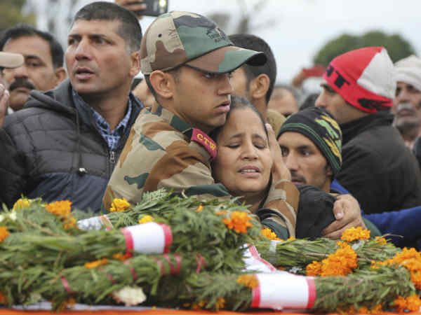 दुश्मनों से बिना हथियार भिड़े सूबेदार