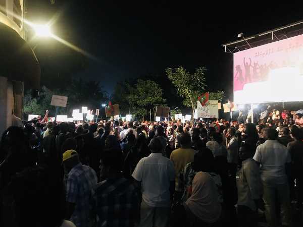मालदीप की राजधानी माले में लाखों की तादाद में लोग अब्दुल्ला यामीन के खिलाफ प्रदर्शन कर रहे हैं। मालदीप की राजधानी माले में लाखों की तादाद में लोग अब्दुल्ला यामीन के खिलाफ प्रदर्शन कर रहे हैं।