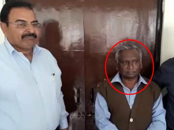Babu arrested for housing development taking bribe in meerut Babu arrested for housing development taking bribe in meerut