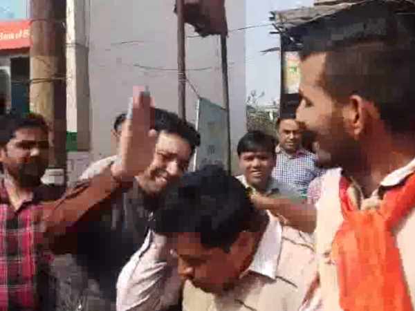 hindu organization beat the two people taking the cow in meerut hindu organization beat the two people taking the cow in meerut