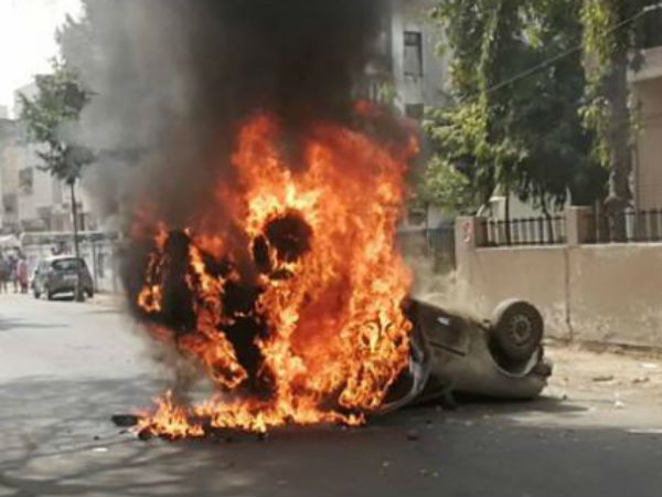 अहमदाबाद में भड़की हिंसा, जिग्नेश मेवाणी हिरासत में अहमदाबाद में भड़की हिंसा, जिग्नेश मेवाणी हिरासत में