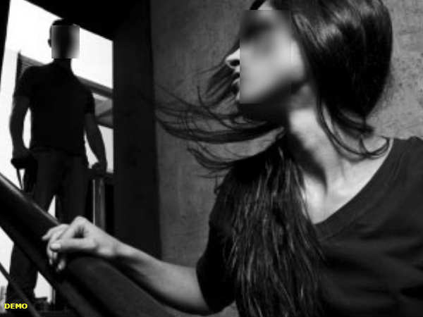 13 साल की बेटी से 50 साल का बाप करता था बलात्कार, फोन पर की गंदी बात तब  जाकर मां को हुआ यकीन | 13 years old girl raped by 50 years